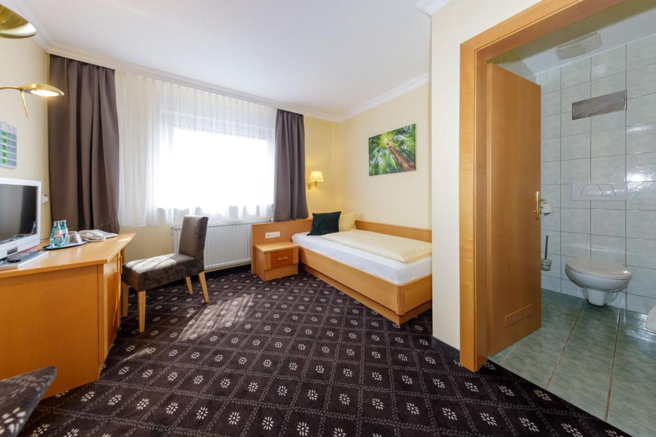 Hotel Zum Adler Nidderau Exteriör bild